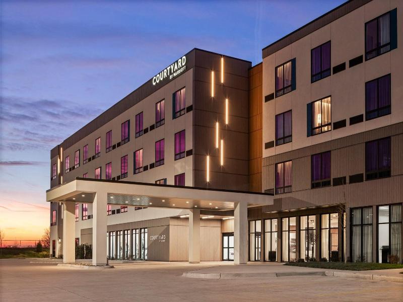 Courtyard By Marriott Bettendorf image