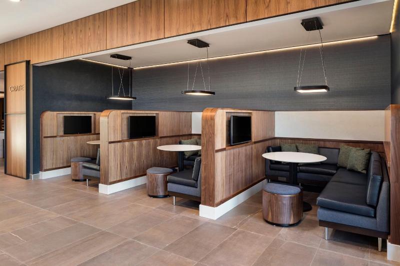 Courtyard By Marriott Bettendorf image
