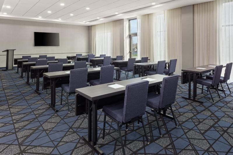 Courtyard By Marriott Bettendorf image