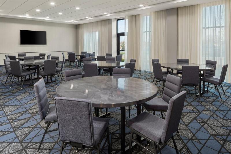Courtyard By Marriott Bettendorf image