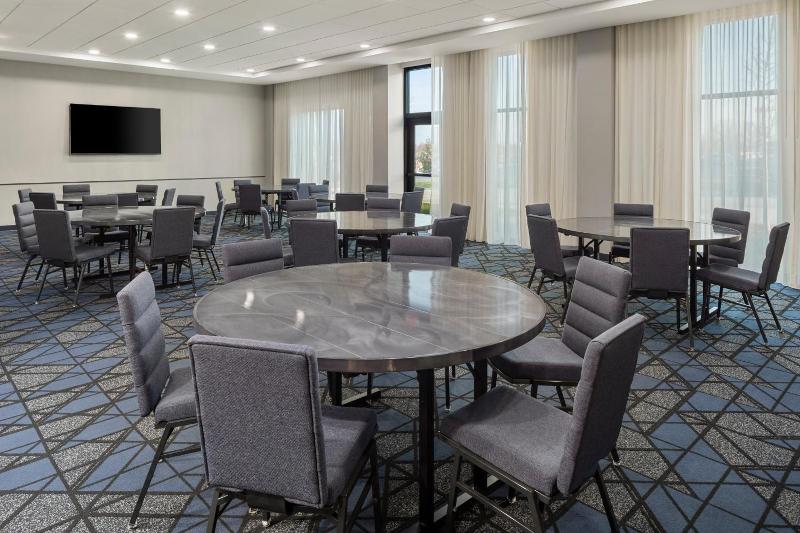 Courtyard By Marriott Bettendorf image