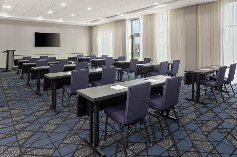 Courtyard By Marriott Bettendorf image