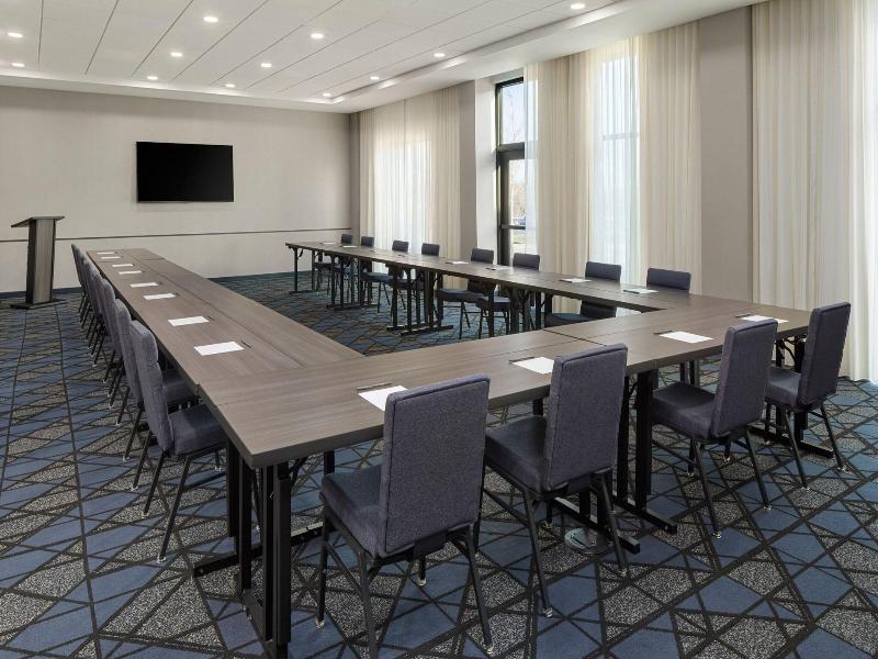 Courtyard By Marriott Bettendorf image