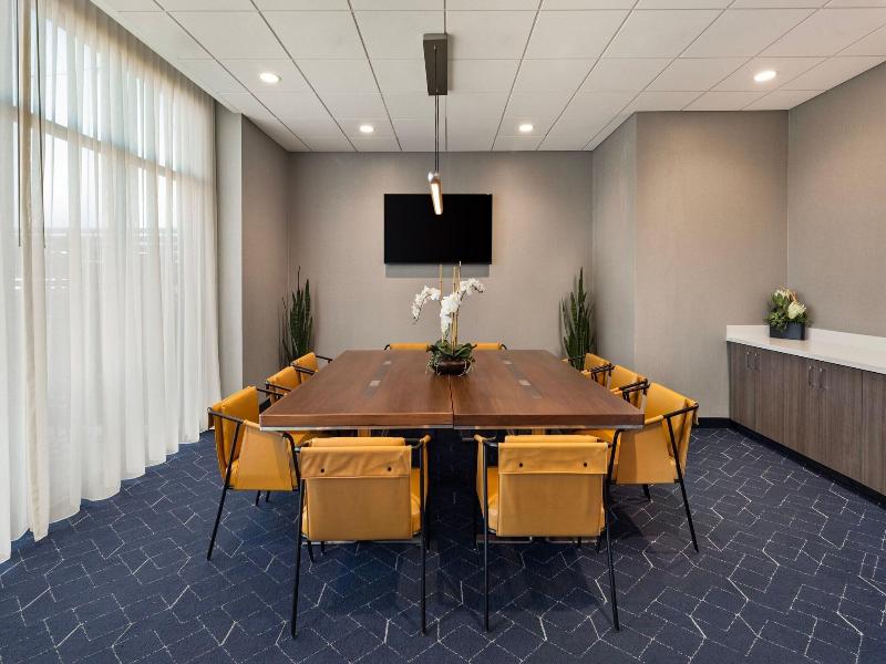 Courtyard By Marriott Bettendorf image