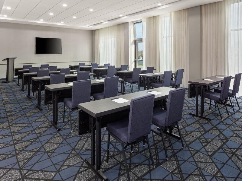 Courtyard By Marriott Bettendorf image