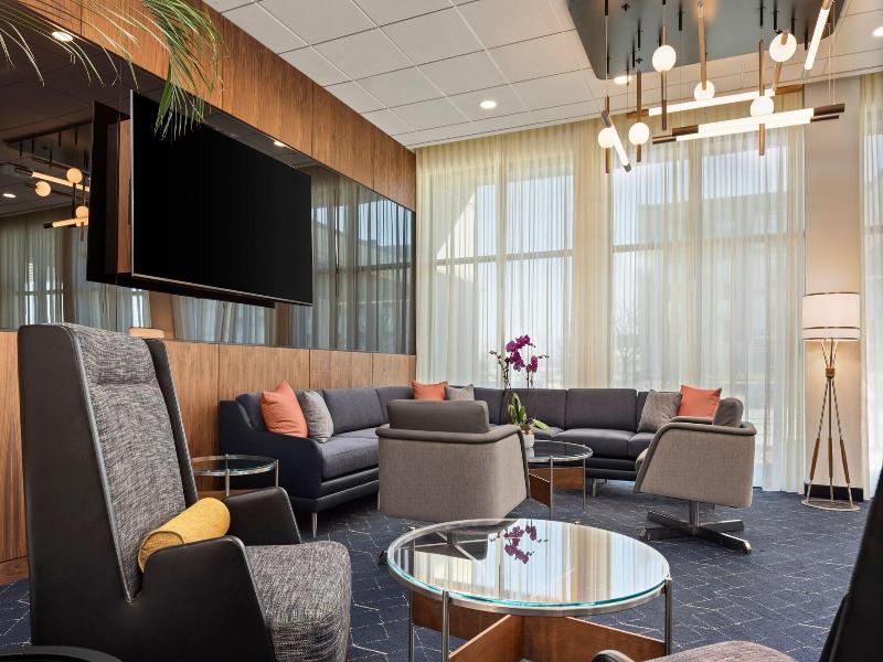 Courtyard By Marriott Bettendorf image