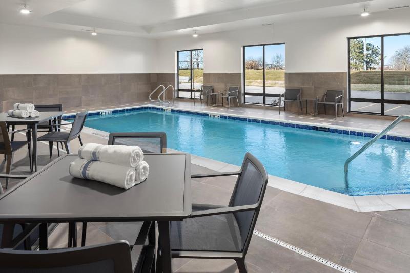 Courtyard By Marriott Bettendorf image