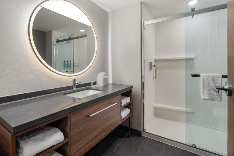Courtyard By Marriott Bettendorf image