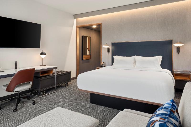 Courtyard By Marriott Bettendorf image