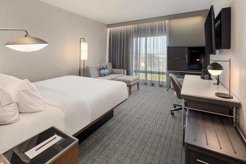 Courtyard By Marriott Bettendorf image
