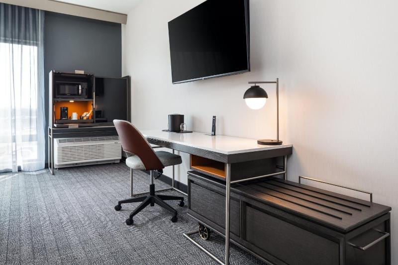 Courtyard By Marriott Bettendorf image