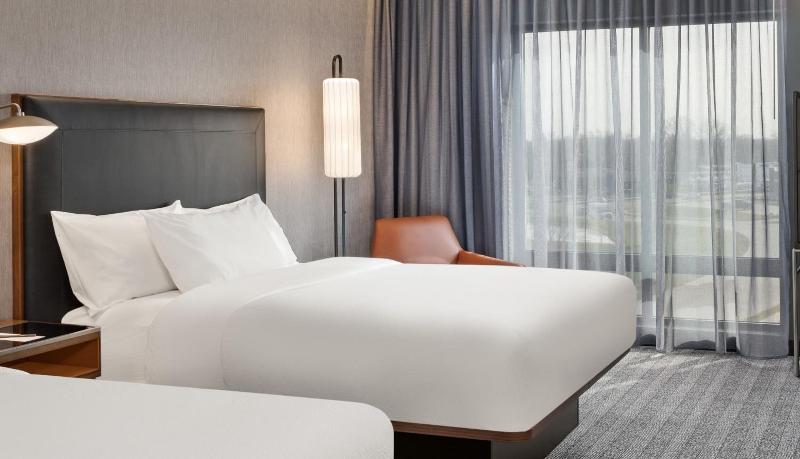 Courtyard By Marriott Bettendorf image