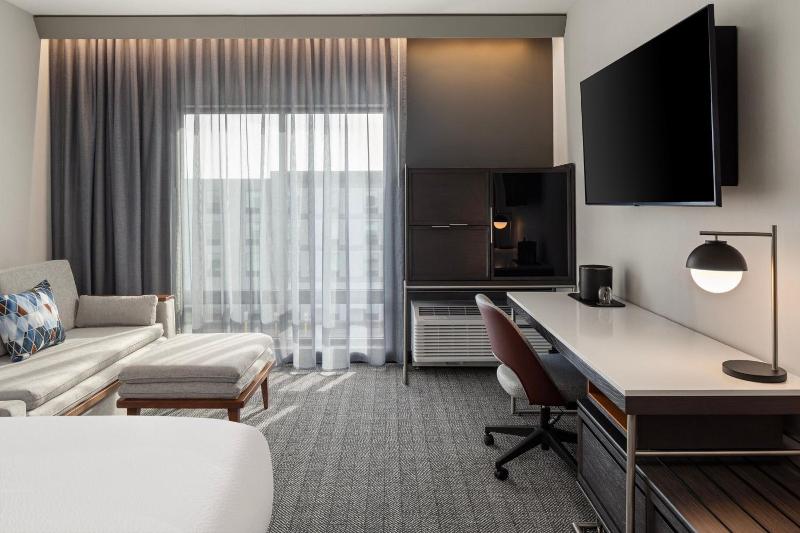 Courtyard By Marriott Bettendorf image