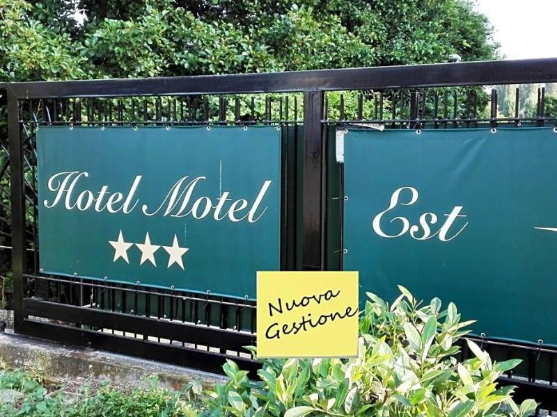 Motel Est image