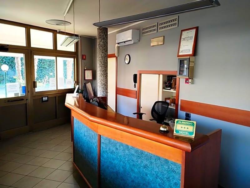 Motel Est image