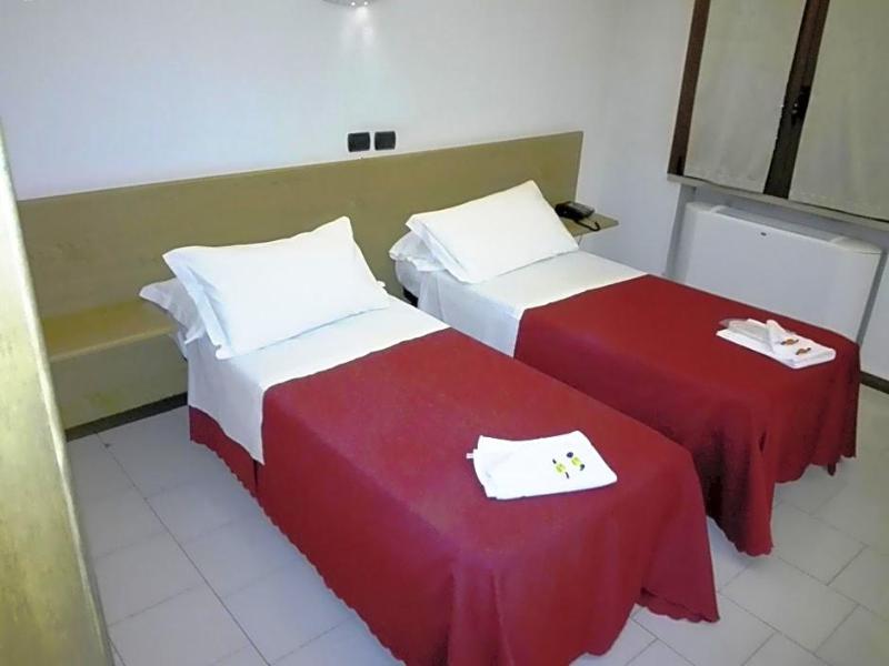 Motel Est image