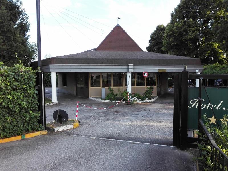 Motel Est image