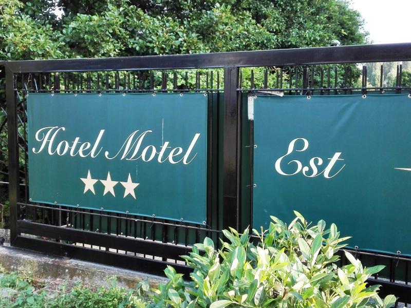 Motel Est image