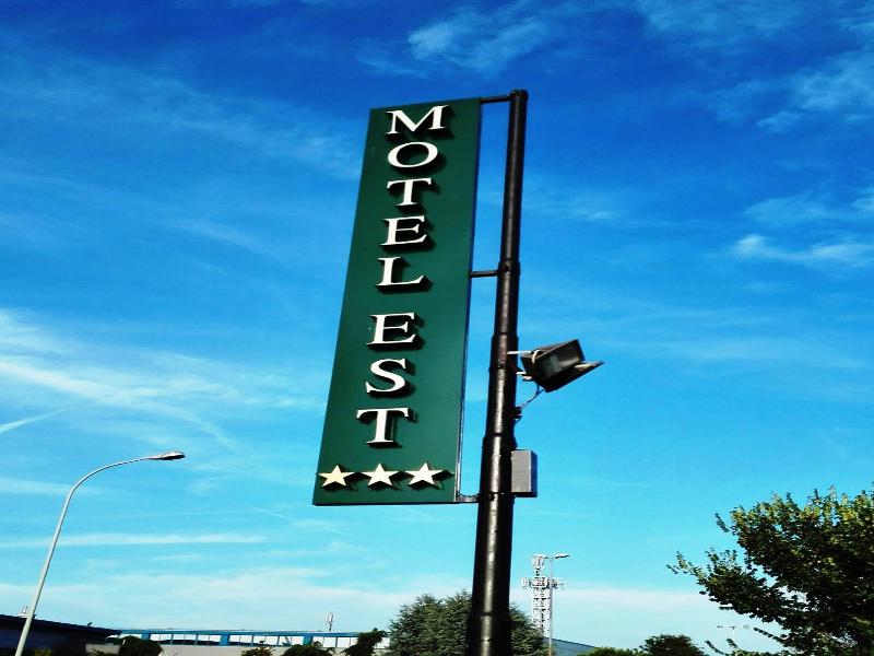 Motel Est image