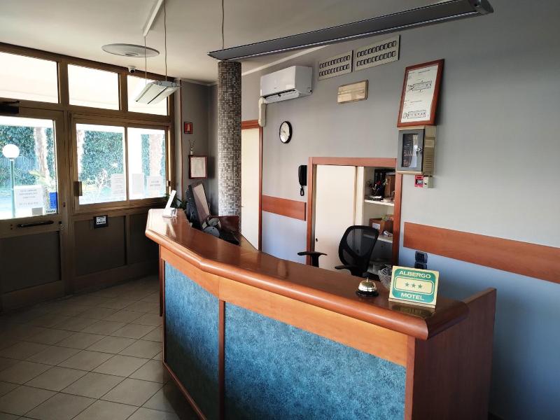 Motel Est image