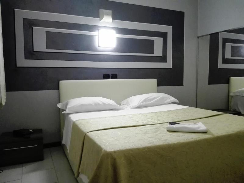 Motel Est image