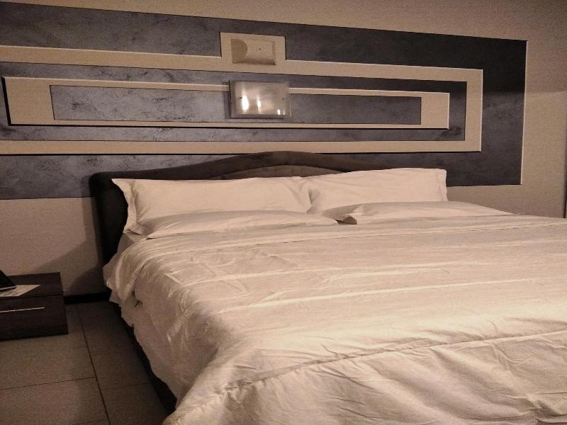Motel Est image