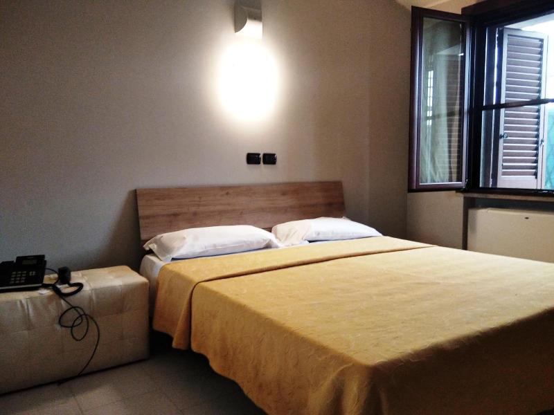 Motel Est image