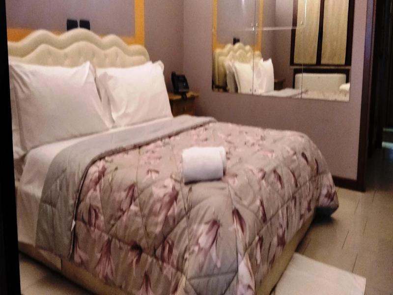 Motel Est image