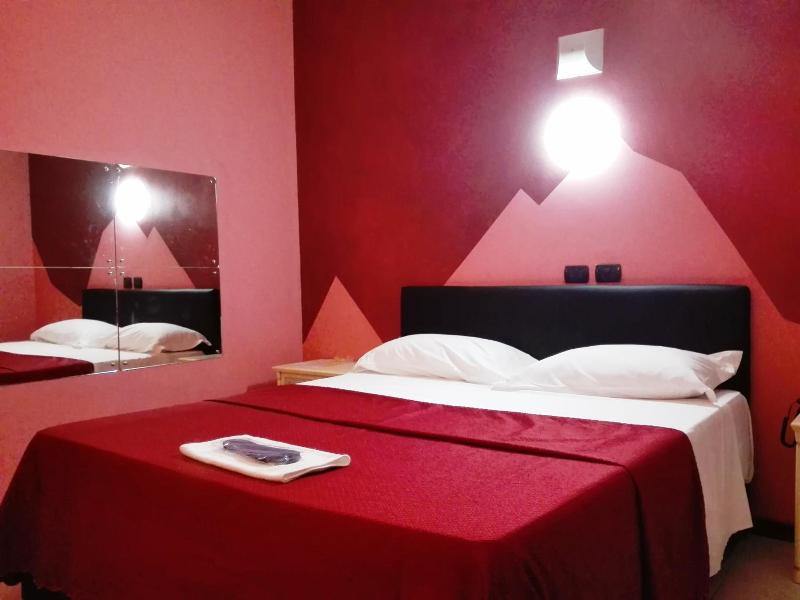 Motel Est image