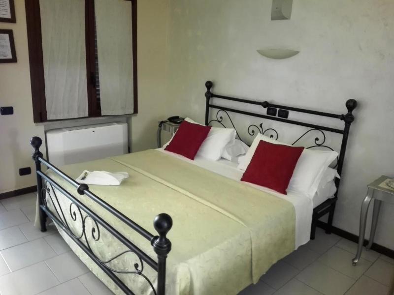 Motel Est image