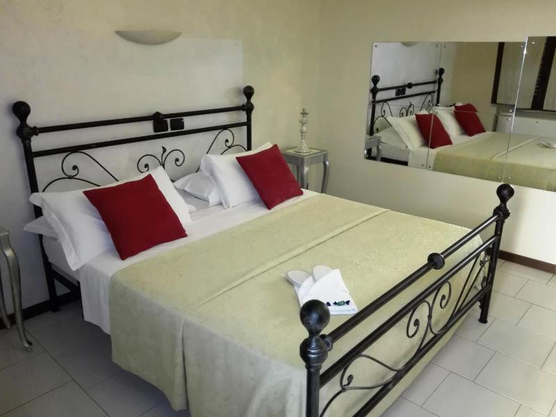 Motel Est image