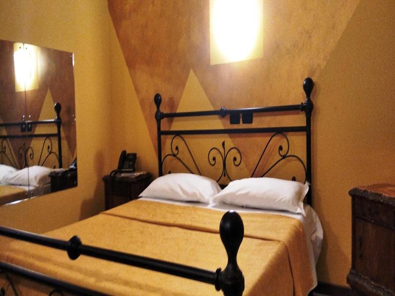 Motel Est image