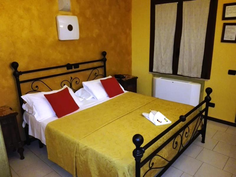 Motel Est image