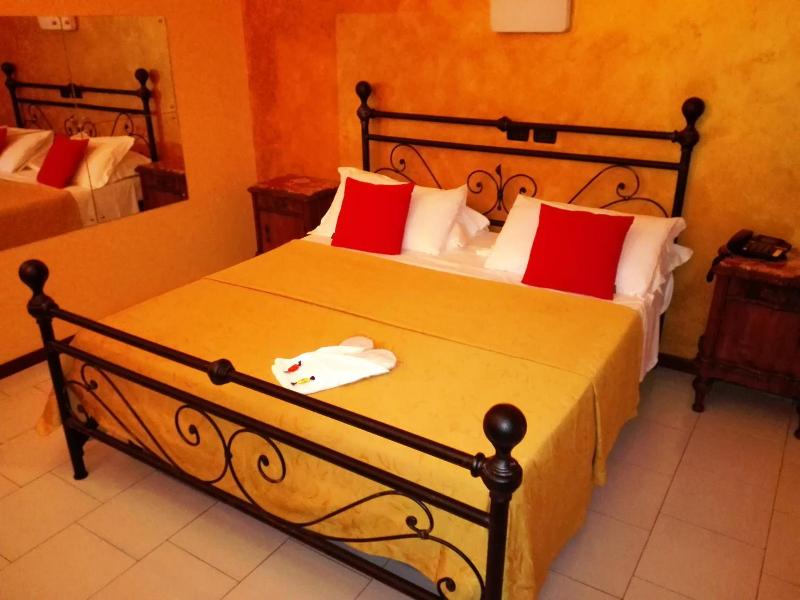 Motel Est image