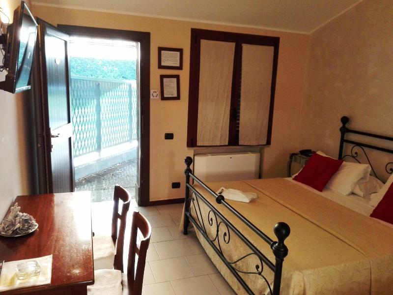 Motel Est image