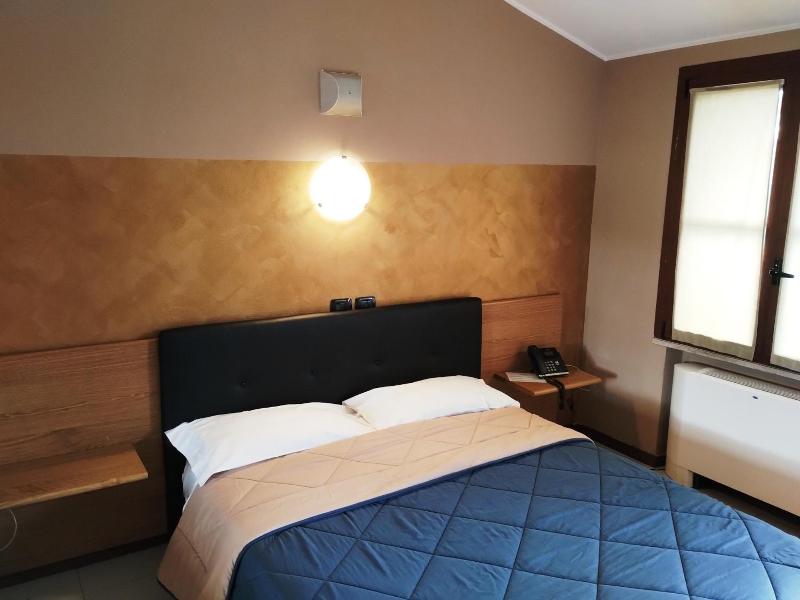 Motel Est image