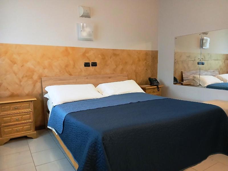 Motel Est image