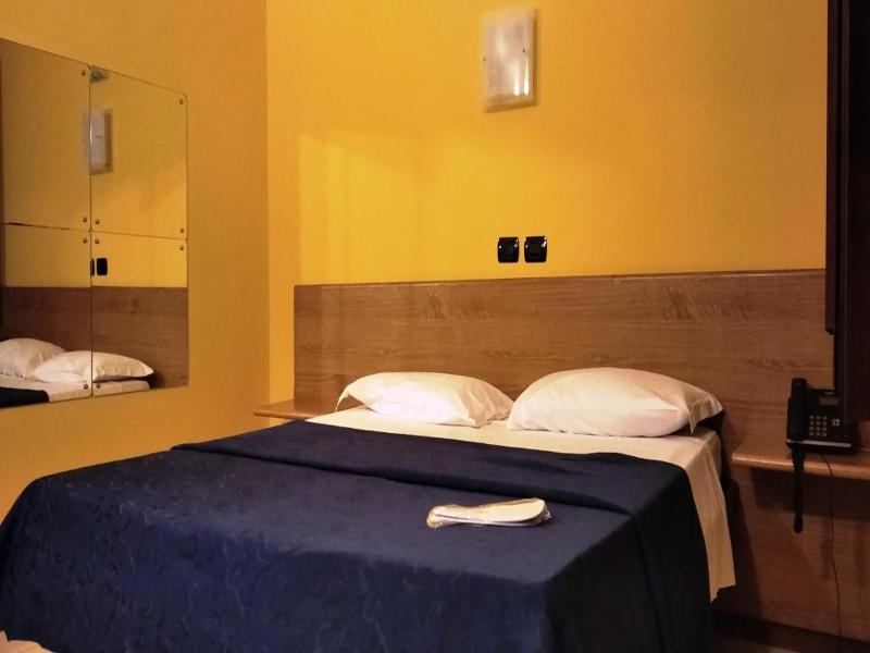 Motel Est image