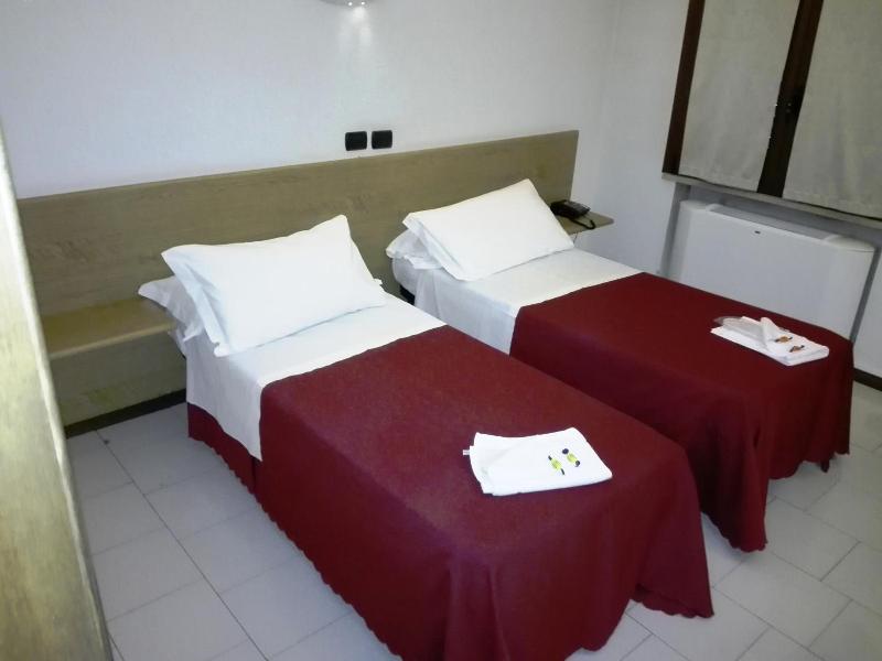 Motel Est image