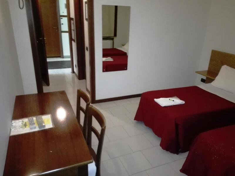Motel Est image