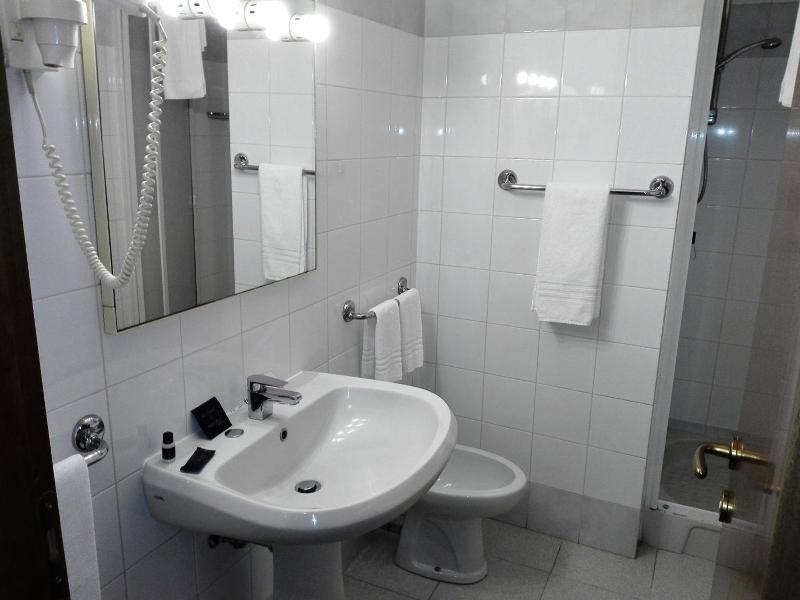 Motel Est image