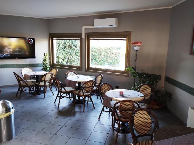 Motel Est image