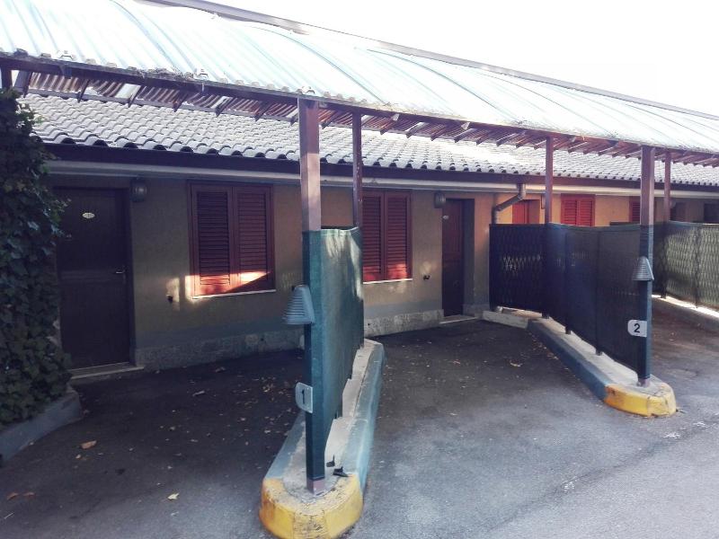 Motel Est image