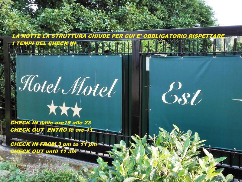Motel Est image
