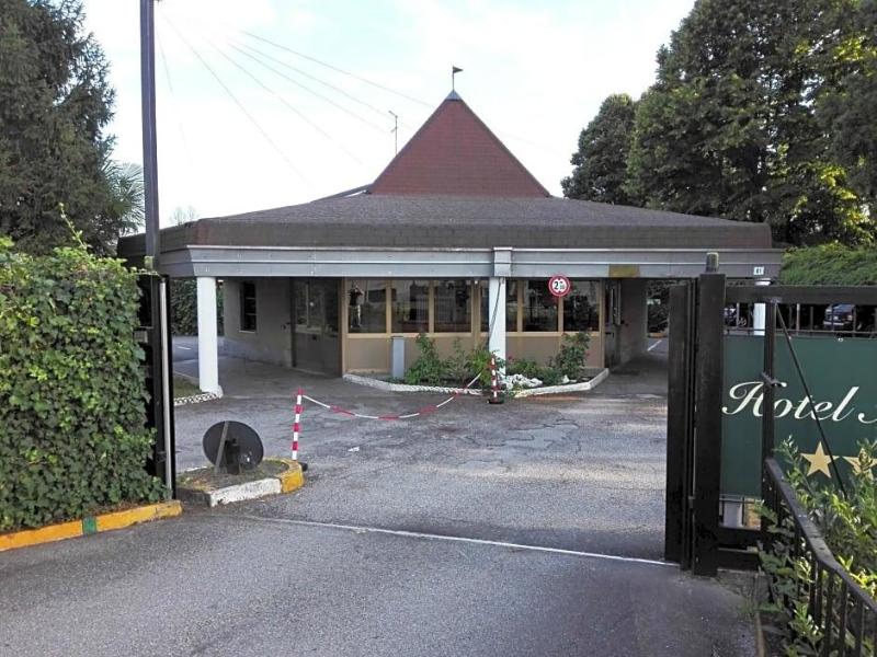 Motel Est image