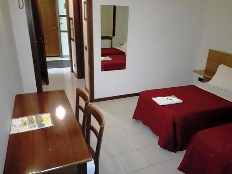Motel Est image