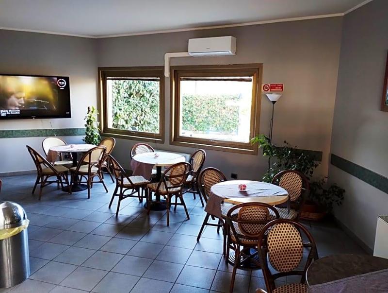 Motel Est image