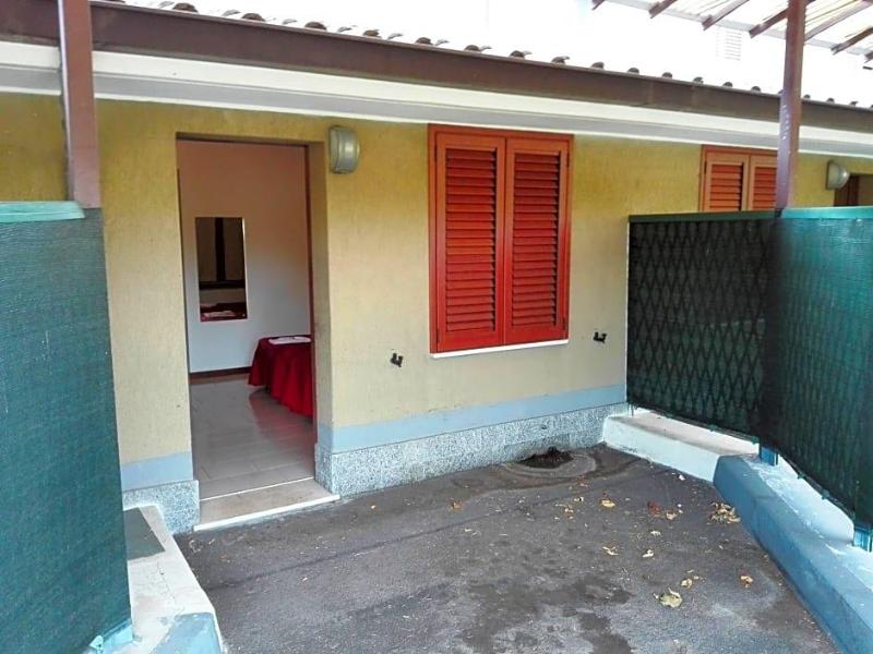 Motel Est image