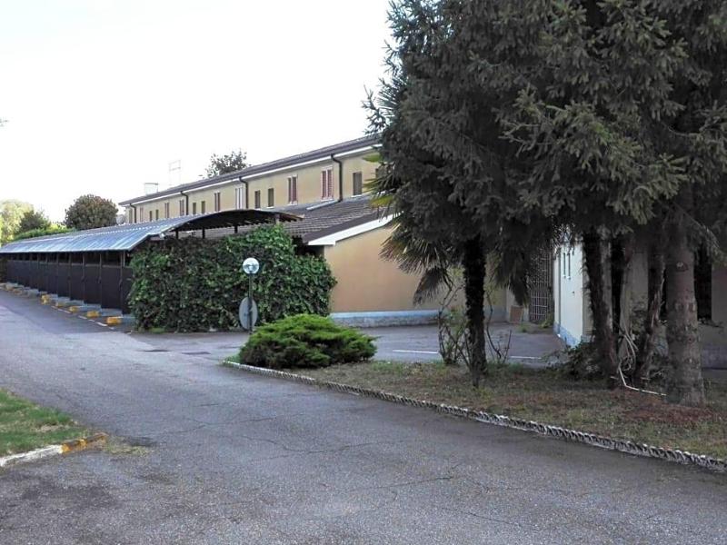 Motel Est image