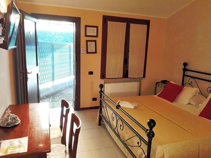 Motel Est image